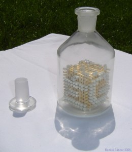 куб из спичек в бутылке